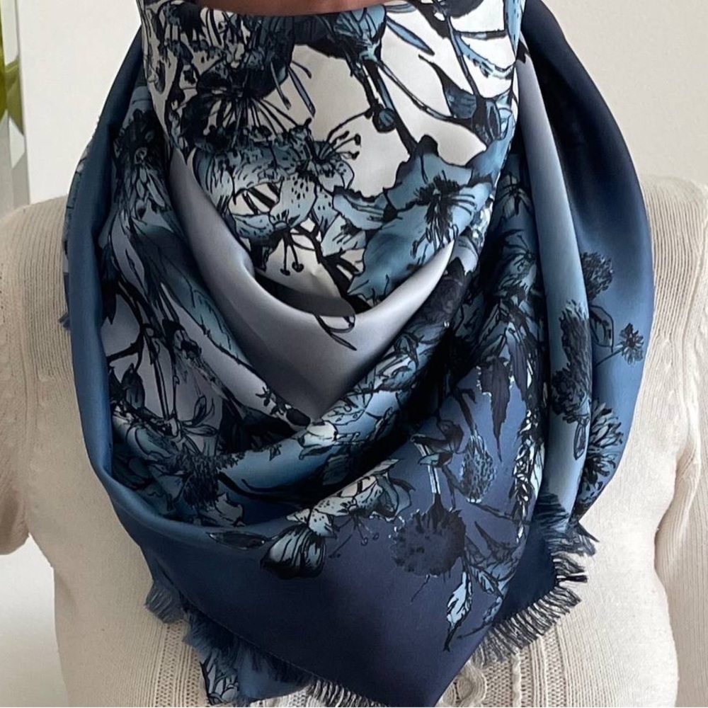 100% Authentic never worn Dior shawl with tags, check and box